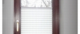 Biała plisa do brązowego okna PCV